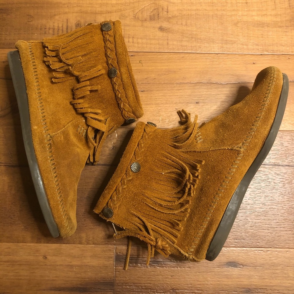 Minnetonka Fringe Back Zip Boots. - Picture 2 of 8